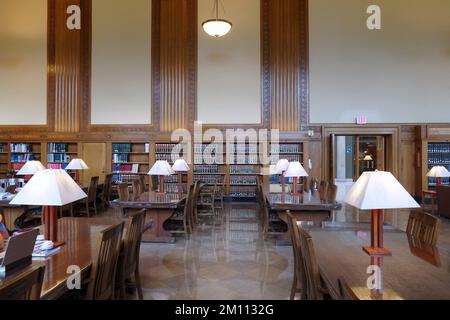 Rochester, NY - August 2022: Elegante, holzgetäfelte Lernhalle in der Bibliothek der Universität von Rochester. Stockfoto