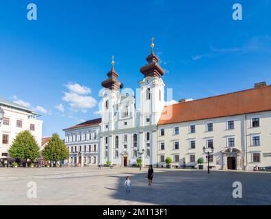 Györ (Raab): Szechenyi-Platz, Benediktinerkirche St. Ignatius von Loyola in Györ-Moson-Sopron, Ungarn Stockfoto