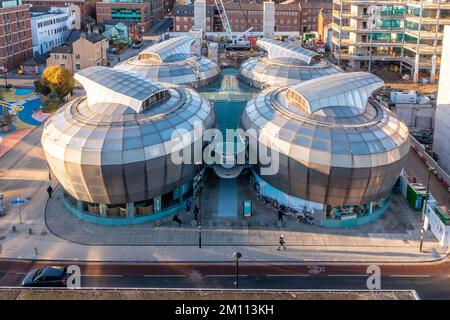 SHEFFIELD, GROSSBRITANNIEN - 7. DEZEMBER 2022. Die Studentenunion der Sheffield Hallam University, bekannt als Hubs, aus der Vogelperspektive Stockfoto