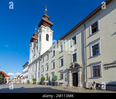 Györ (Raab): Szechenyi-Platz, Benediktinerkirche St. Ignatius von Loyola in Györ-Moson-Sopron, Ungarn Stockfoto