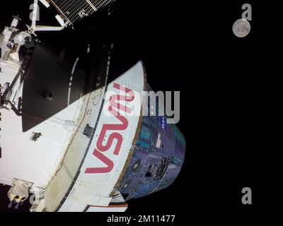 ERDE, DER MOND - 02. Dezember 2022 - Eine Kamera, die auf einer der vier Solarararrays des Orion montiert war, hat dieses Bild des Mondes am Flugtag 17 der 25,5 Jahre aufgenommen Stockfoto