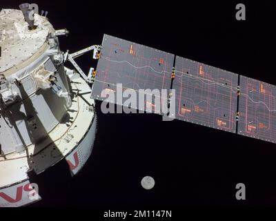 ERDE, DER MOND - 02. Dezember 2022 - Eine Kamera, die auf einer der vier Solarararrays des Orion montiert war, hat dieses Bild des Mondes am Flugtag 17 der 25,5 Jahre aufgenommen Stockfoto