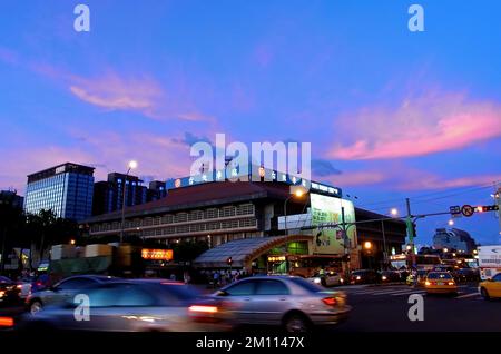 Taiwan, JULI 22 2010 - Blick auf die Stadt bei Sonnenuntergang rund um den Hauptbahnhof von Taipei Stockfoto