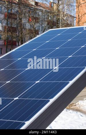 Solarpanel auf einer Stadtstraße aus der Nähe Stockfoto
