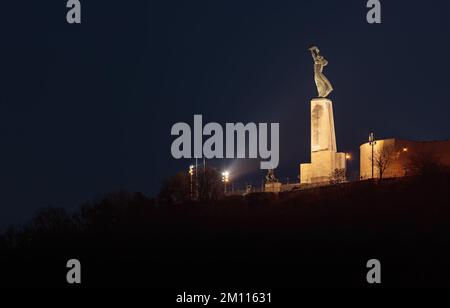 Die Freiheitsstatue auf der Budapester citadelle bei Nacht, Budapest, Ungarn Stockfoto