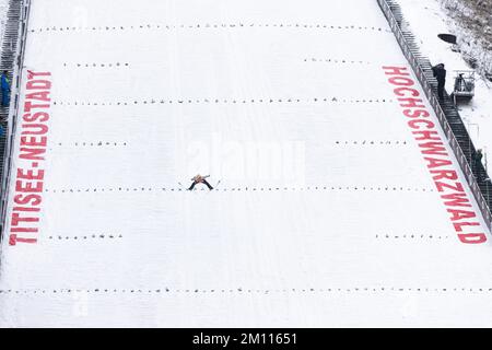 Titisee Neustadt, Deutschland. 09.. Dezember 2022. Skispringen/Skispringen: Weltmeisterschaft, 1145: Großer Hügel, Männer, 2. Runde: Ein Skispringer springt von der Hochfirstschanze. Kredit: Philipp von Ditfurth/dpa/Alamy Live News Stockfoto