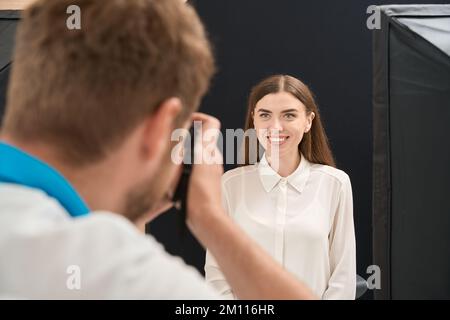 Zahnärztlicher Arzt bei extraoralen Aufnahmen von Kundenzähnen Stockfoto