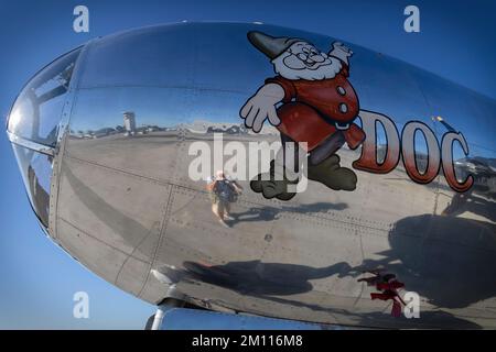 Die Nase von Doc, einem 1944 erbauten B-29 Superfortrees, befindet sich auf der Landebahn der Miramar Airshow 2022 in San Diego, Kalifornien. Stockfoto