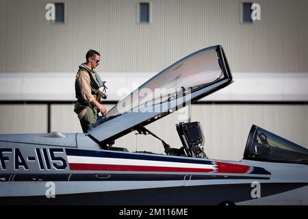 Ein Kampfpilot steht auf seinem FA-18 Hornet vor der Miramar Airshow 2022 in San Diego, Kalifornien. Stockfoto