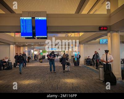 Reisende im Terminal des internationalen Flughafens General Mitchell in Milwaukee, Wisconsin. Stockfoto