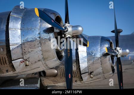 Die Motoren von Doc, einem 1944 gebauten B-29 Superfortrees, der auf dem Asphalt der Miramar Airshow 2022 in San Diego, Kalifornien, sitzt. Stockfoto
