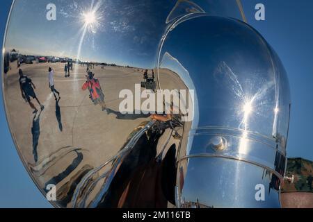 Ein Selfie in einem Sousaphone mit der dritten Marine Aircraft Wing Band (MAW), die zur Eröffnung der Miramar Airshow 2022 in San Diego, Califor, spielt Stockfoto