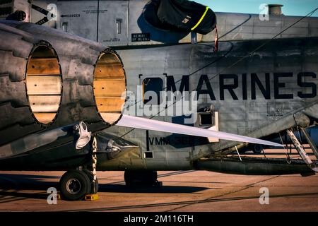 Die Morgensonne scheint in den Motoren eines FA-18 Hornet auf der 2022 Miramar Airshow in San Diego, Kalifornien. Stockfoto