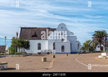 Elim, Südafrika - 21. September 2022: Eine Straßenszene mit der historischen mährischen Kirche in Elim, in der Provinz Westkap. Ein Pick-up ist sichtbar Stockfoto