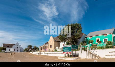 Elim, Südafrika - 21. September 2022: Eine Straßenszene mit historischen Häusern, einem Unternehmen und der mährischen Kirche in Elim, in der Provinz Westkap Stockfoto