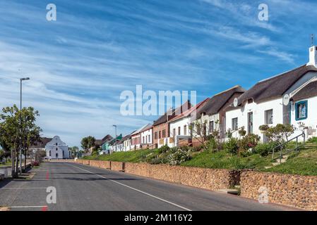 Elim, Südafrika - 21. September 2022: Eine Straßenszene mit historischen Häusern und der mährischen Kirche in Elim, in der Provinz Westkap Stockfoto