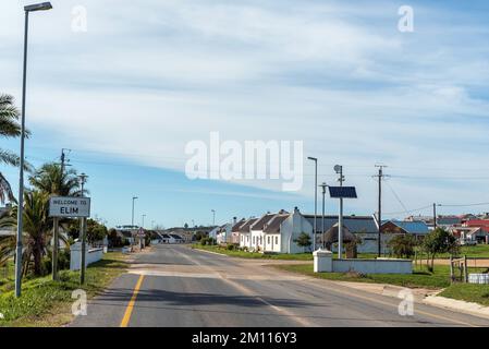 Elim, Südafrika - 21. September 2022: Eintritt in Elim, eine mährische Stadt, in der Provinz Westkap. Häuser sind sichtbar Stockfoto