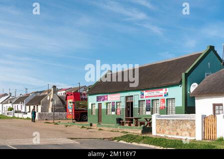 Elim, Südafrika - 21. September 2022: Eine Straßenszene mit einem Supermarkt und Lieferwagen in Elim, einer mährischen Stadt, in der Provinz Westkap. Huf Stockfoto