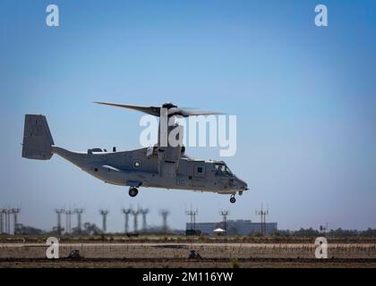 Ein V-22 Osprey startet während der Marine Air-Ground Task Force (MAGTF) Demonstration auf der Miramar Airshow 2022 in San Diego, Kalifornien. Stockfoto