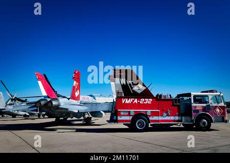 Die statische Anzeige des Marine Fighter Attack Squadron 232 (VMFA-232) mit einer F-18 Hornet, bevor die Massen auf der Miramar Airshow 2022 in San die ankommen Stockfoto