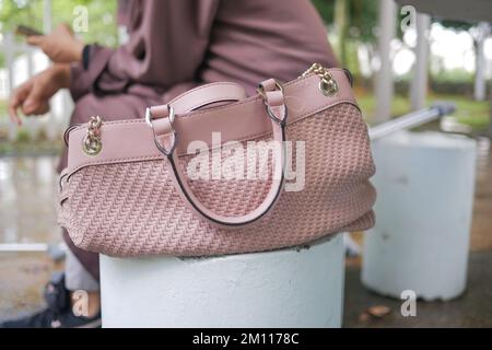 Frauen ließen ihre Handtasche am Strand Stockfoto