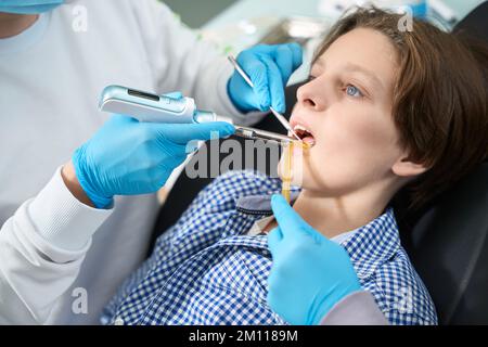 Das Kind im Zahnarztstuhl erhält einen Krankenwagen wegen Zahnschmerzen Stockfoto