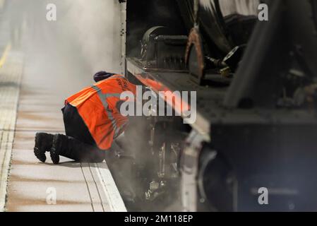 Durchführung von Sicherheitskontrollen an der Dampflokomotive Nr. 45231 der Stanier-Klasse 5 mit dem Namen „Sherwood Forester“ Stockfoto