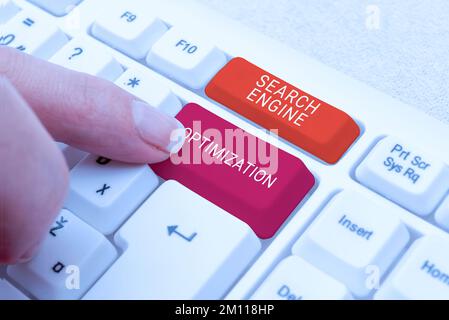 Text für Suchmaschinenoptimierung wird geschrieben. Geschäftskonzept Zunahme von Traffic und Analysen auf Unternehmensseiten Stockfoto
