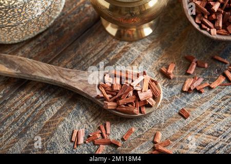 Rote Sandalenholzstücke auf einem Löffel auf einem Tisch Stockfoto