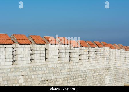 Tighina Festungsmauer vor blauem Himmel im November, Bendery, unbekanntes Transnistrien, Stinga Nistrului, Moldawien. Stockfoto