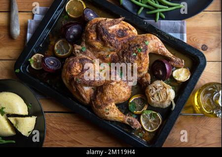 Geröstetes flaches Hähnchen mit grünen Bohnen und Polenta, rumänische Mamaliga Stockfoto