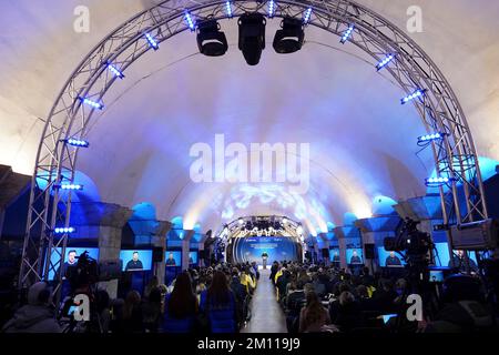 Kiew, Ukraine. 09.. Dezember 2022. Der ukrainische Präsident Volodymyr Zelenskyy hält eine Rede auf der Internationalen Konferenz „UA: Human Rights in Dark Times“ (UA: Menschenrechte in der dunklen Zeit) am 9. Dezember 2022 in Kiew, Ukraine. Kredit: Alexander Rozhenyuk/Pressestelle Des Ukrainischen Präsidenten/Alamy Live News Stockfoto