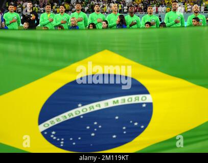 Brasilianische Spieler singen ihre Nationalhymne vor dem Viertelfinale der FIFA-Weltmeisterschaft im Education City Stadium in Al Rayyan, Katar. Foto: Freitag, 9. Dezember 2022. Stockfoto