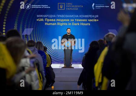 Kiew, Ukraine. 09.. Dezember 2022. Der ukrainische Präsident Volodymyr Zelenskyy hält eine Rede auf der Internationalen Konferenz „UA: Human Rights in Dark Times“ (UA: Menschenrechte in der dunklen Zeit) am 9. Dezember 2022 in Kiew, Ukraine. Kredit: Alexander Rozhenyuk/Pressestelle Des Ukrainischen Präsidenten/Alamy Live News Stockfoto