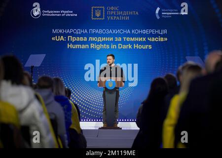 Kiew, Ukraine. 09.. Dezember 2022. Der ukrainische Präsident Volodymyr Zelenskyy hält eine Rede auf der Internationalen Konferenz „UA: Human Rights in Dark Times“ (UA: Menschenrechte in der dunklen Zeit) am 9. Dezember 2022 in Kiew, Ukraine. Kredit: Alexander Rozhenyuk/Pressestelle Des Ukrainischen Präsidenten/Alamy Live News Stockfoto