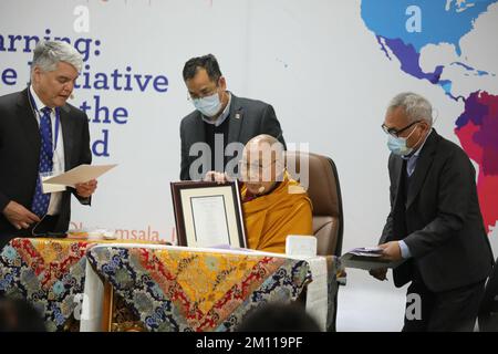 Dharamsala, Indien. 9.. Dezember 2022. Der Dalai Lama nimmt an einer 2-tägigen Konferenz im Center for Conemplative Science and Compassion-based Ethics der Emory University (Emory Compassion Center) Teil, um zwei wichtige Meilensteine zu feiern: Die Gründung der Bibliothek und des Archivs des Dalai Lama und der Jahrestag seiner Heiligkeit, dem Dalai Lama, der am 9. Dezember 2022 in Dharamsala, Indien, den Friedensnobelpreis erhielt. (Kreditbild: © Sanjay Baid/Eyepix via ZUMA Press Wire) Stockfoto