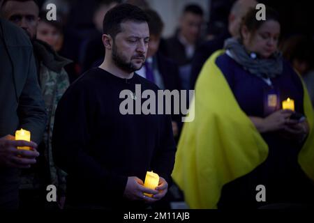 Kiew, Ukraine. 09.. Dezember 2022. Ukrainischer Präsident Wolodymyr Zelenskyy, Center, während einer Nachtwache bei Kerzenschein zu Ehren des Menschenrechtstages am 9. Dezember 2022 in Kiew, Ukraine. Kredit: Pressestelle Des Ukrainischen Präsidenten/Pressestelle Des Ukrainischen Präsidenten/Alamy Live News Stockfoto