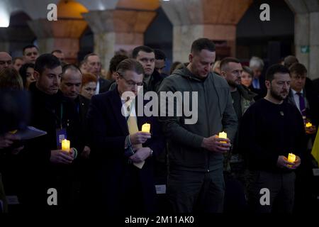 Kiew, Ukraine. 09.. Dezember 2022. Der ukrainische Präsident Wolodymyr Zelenskyy, rechts, nimmt an einer Nachtwache bei Kerzenlicht zu Ehren des Menschenrechtstages am 9. Dezember 2022 in Kiew, Ukraine, Teil. Von links nach rechts: Ukrainischer Ombudsmann für Menschenrechte Dmytro Lubinets, Präsident des International Ombudsman Institute Chris Field, Leiter des Büros des Präsidenten Andriy Yermak und ukrainischer Präsident Volodymyr Zelenskyy. Kredit: Pressestelle Des Ukrainischen Präsidenten/Pressestelle Des Ukrainischen Präsidenten/Alamy Live News Stockfoto