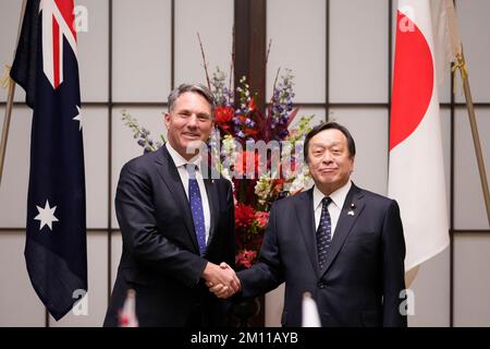 Tokio, Japan. 9.. Dezember 2022. Australiens Verteidigungsminister Richard Marles, Linke, posiert für ein Foto mit dem japanischen Verteidigungsminister Yasukazu Hamada, bevor er am Freitag, den 9. Dezember 2022, im Iikura Guesthouse in Tokio spricht. (Kreditbild: © POOL über ZUMA Press Wire) Stockfoto