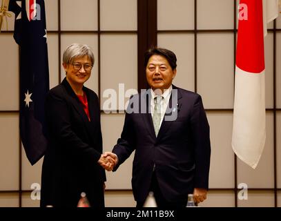 Tokio, Japan. 9.. Dezember 2022. Australiens Außenminister Penny Wong schüttelt sich mit Japans Außenminister Yoshimasa Hayashi bei einem Treffen in Tokio, Japan, am 9. Dezember 2022 die Hand. (Kreditbild: © POOL über ZUMA Press Wire) Stockfoto