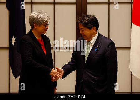 Tokio, Japan. 9.. Dezember 2022. Australiens Außenminister Penny Wong schüttelt sich mit Japans Außenminister Yoshimasa Hayashi bei einem Treffen in Tokio, Japan, am 9. Dezember 2022 die Hand. (Kreditbild: © POOL über ZUMA Press Wire) Stockfoto
