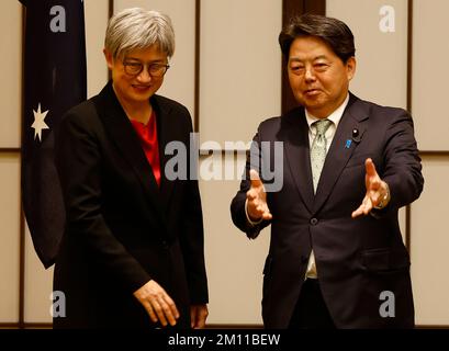 Tokio, Japan. 9.. Dezember 2022. Australiens Außenminister Penny Wong trifft den japanischen Außenminister Yoshimasa Hayashi während eines Treffens in Tokio, Japan, am 9. Dezember 2022. (Kreditbild: © POOL über ZUMA Press Wire) Stockfoto