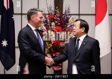 Tokio, Japan. 9.. Dezember 2022. Australiens Verteidigungsminister Richard Marles, Linke, schüttelt dem japanischen Verteidigungsminister Yasukazu Hamada die Hand, während er für ein Foto posiert, bevor er am Freitag, den 9. Dezember 2022, im Iikura Guesthouse in Tokio spricht. (Kreditbild: © POOL über ZUMA Press Wire) Stockfoto