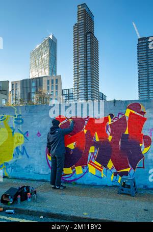 Graffiti an der Wand des ehemaligen verfallenen Bishopsgate Goodsyard, Schauplatz einer umstrittenen Brachland-Entwicklung in Spitaflields Stockfoto