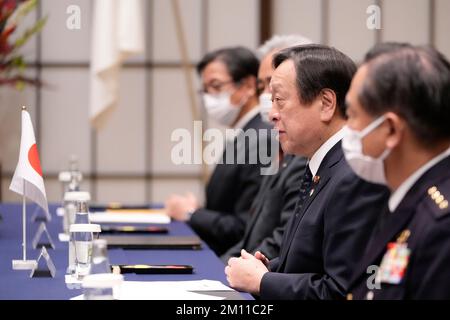 Tokio, Japan. 9.. Dezember 2022. Japans Verteidigungsminister Yasukazu Hamada, Center, spricht während eines Gesprächs mit dem australischen Verteidigungsminister Richard Marles im Iikura Gästehaus in Tokio am Freitag, den 9. Dezember 2022. (Kreditbild: © POOL über ZUMA Press Wire) Stockfoto