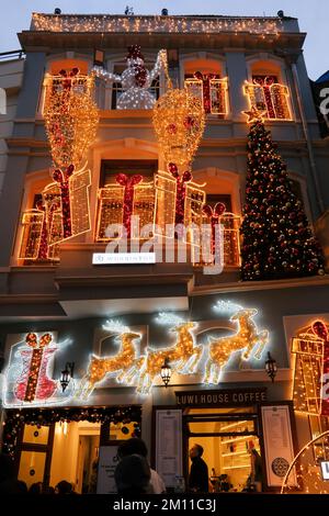 Istanbul, Türkei - 3. Dezember 2022: Luwi House Coffee in Kadikoy, Istanbul, wurden mit Weihnachtslichtern und Ornamenten in der Form von De dekoriert Stockfoto