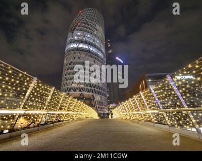 SI accende il Centro città con splendide luminarie vetrine addobate e colori natalizi Stockfoto