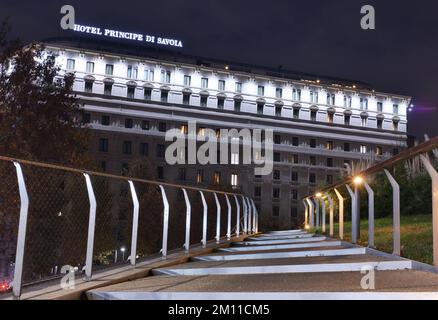 Fassade des Hotels Principe di Savoia im modernen Viertel Porta nuova von Mailand. Stockfoto