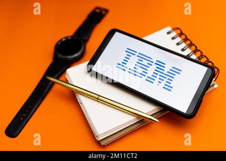 Polen. 07.. Dezember 2022. In dieser Abbildung wird ein IBM-Logo auf einem Smartphone angezeigt. (Foto: Mateusz Slodkowski/SOPA Images/Sipa USA) Guthaben: SIPA USA/Alamy Live News Stockfoto