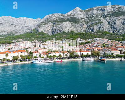 Makarska Stadt Kroatien Dalmatinische Küste Drohne aus der Vogelperspektive Stockfoto